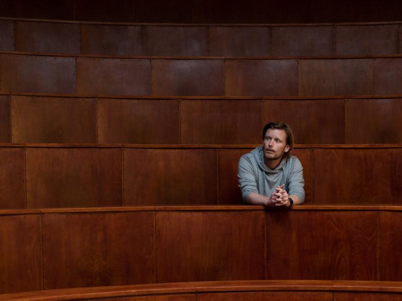 Fotografi af Anders Søgaard i auditorium